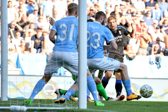 IFK Göteborgs Mikael Boman har en bra chans som Malmö FFs