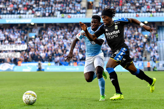 Malmö FFs Kingsley Sarfo och IFK Göteborgs Sam Adekugbe