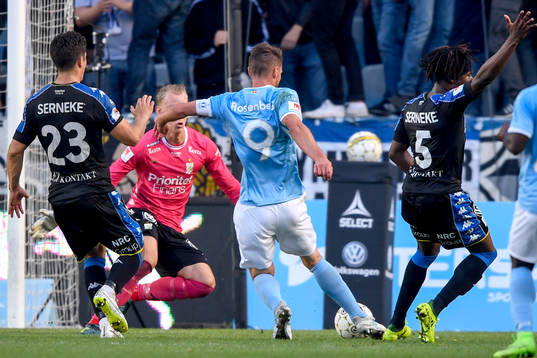 Malmö FFs Markus Rosenberg och IFK Göteborgs målvakt