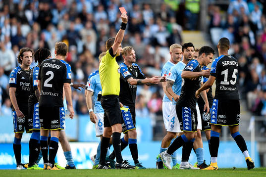 IFK Göteborgs Kristopher Da Graca får rött kort av