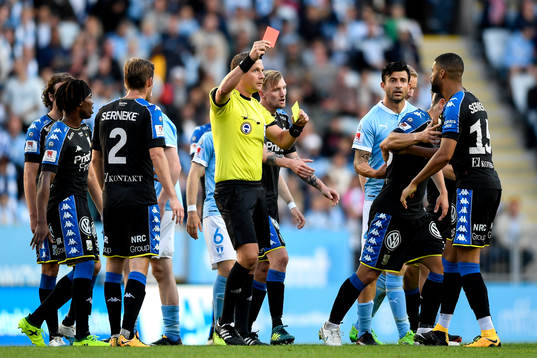 IFK Göteborgs Kristopher Da Graca får rött kort av