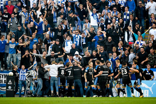IFK Göteborgs Sebastian Eriksson jublar med fansen