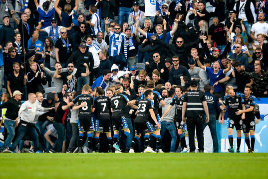IFK Göteborgs Sebastian Eriksson jublar med fansen