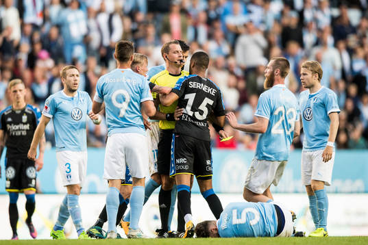 IFK Göteborgs Kristopher Da Graca bråkar med Malmö FFs