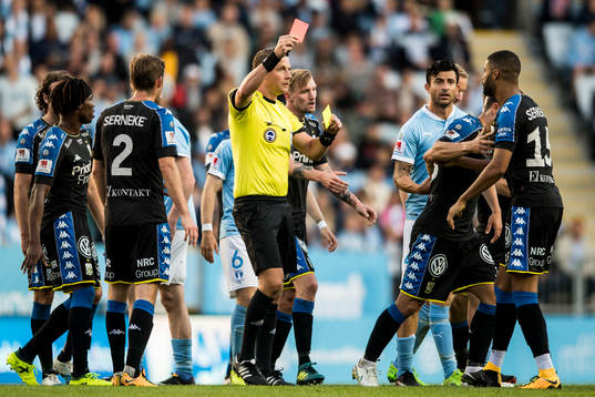 IFK Göteborgs Kristopher Da Graca bråkar med Malmö FFs