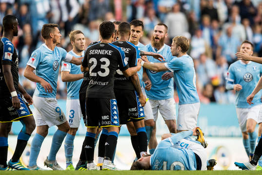IFK Göteborgs Kristopher Da Graca bråkar med Malmö FFs
