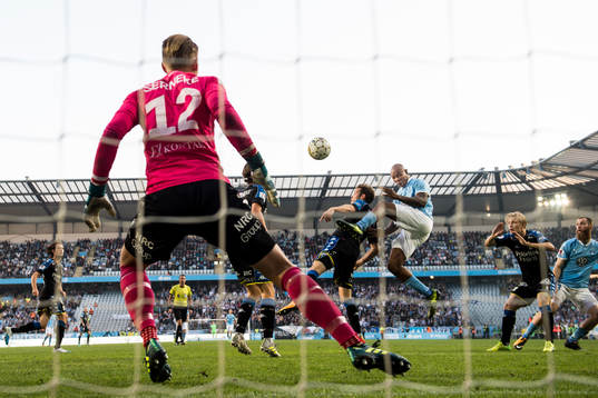 Malmö FFs Carlos Strandberg nickar mot IFK Göteborgs