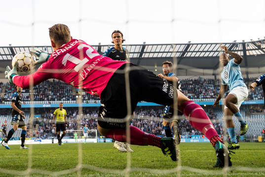 Malmö FFs Carlos Strandberg nickar mot IFK Göteborgs