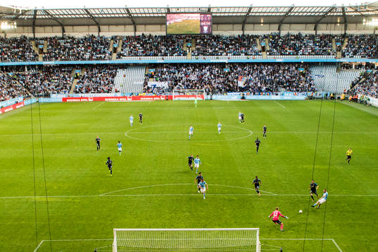 Malmö FFs Jo Inge Berget gör 1-1 bakom IFK Göteborgs