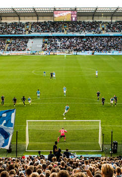Malmö FFs Markus Rosenberg försöker chippa in en straff