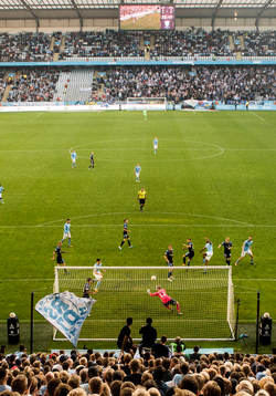 Malmö FFs Carlos Strandberg nickar mot IFK Göteborgs