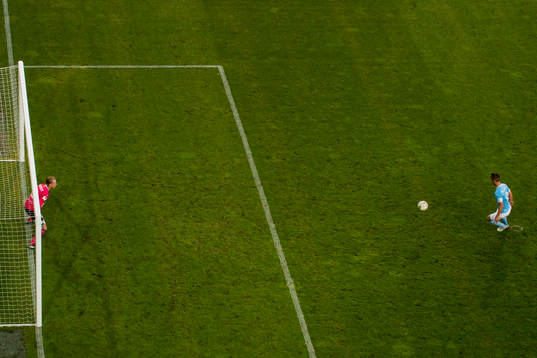 Malmö FFs Markus Rosenberg försöker chippa in en straff
