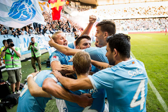 Malmö FFs spelare jublar med Markus Rosenberg