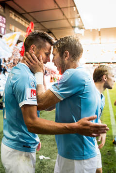 Malmö FFs Anton Tinnerholm jublar ihop med Markus Rosenberg