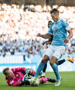 Malmö FFs Markus Rosenberg mot IFK Göteborgs målvakt