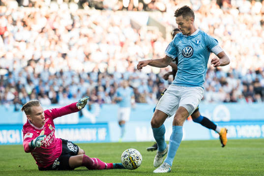 Malmö FFs Markus Rosenberg mot IFK Göteborgs målvakt