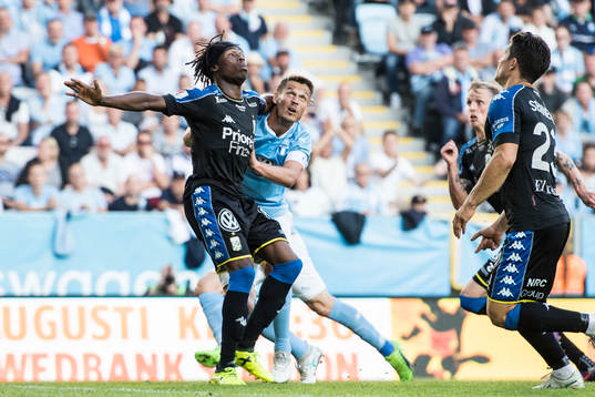 Malmö FFs Markus Rosenberg hålls fast av IFK Göteborgs
