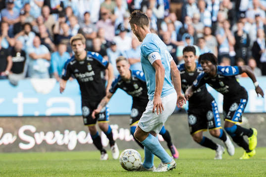 Malmö FFs Markus Rosenberg försöker chippa in en straff