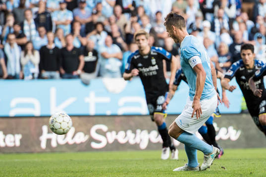 Malmö FFs Markus Rosenberg försöker chippa in en straff