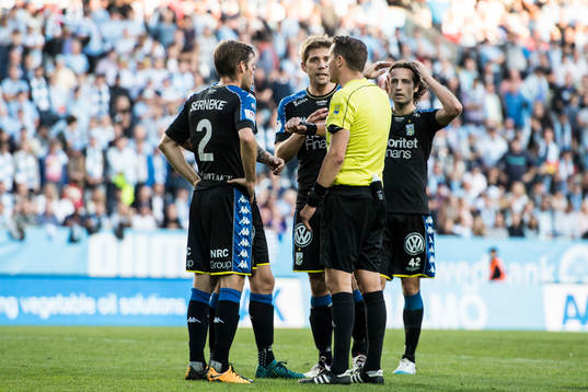 IFK Göteborgs spelare i samtal med domare Andreas Ekberg
