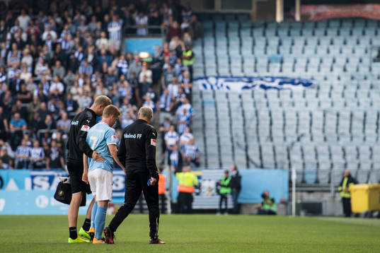 Malmö FFs Anders Christiansen lämnar planen skadad