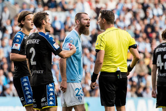 Malmö FFs Jo Inge Berget är irriterad på domare Andreas