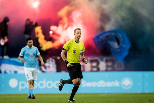 Domare Andreas Ekberg avbryter tillfälligt matchen när