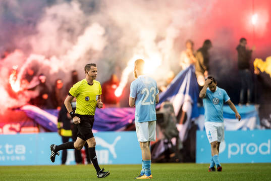 Domare Andreas Ekberg avbryter tillfälligt matchen när