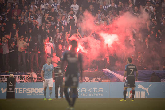 Matchen avbryts tillfälligt när IFK Göteborgs supportrar