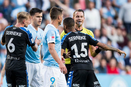 IFK Göteborgs Kristopher Da Graca bråkar med Malmö FFs