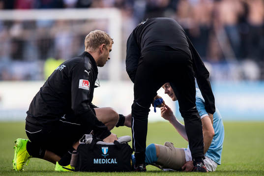 Malmö FFs Anders Christiansen sträcker sig i låret och