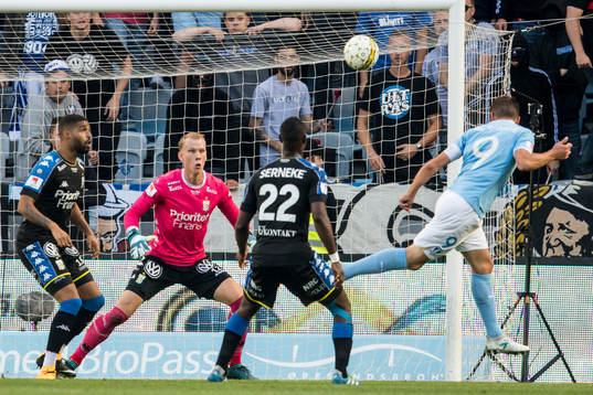 Malmö FFs Markus Rosenberg nickar mot IFK Göteborgs