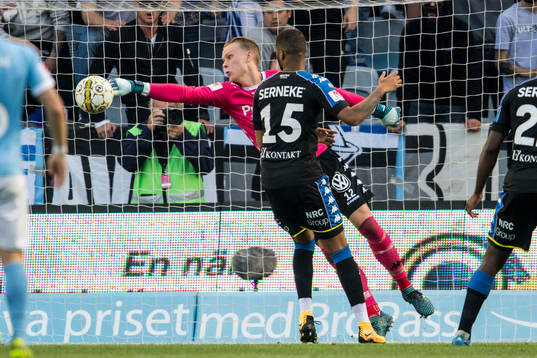 IFK Göteborgs målvakt Pontus Dahlberg gör en räddning