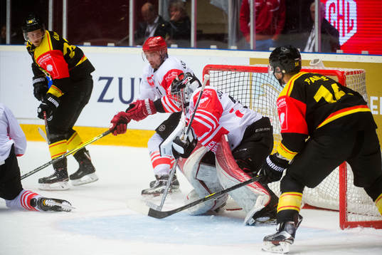 Linus Ölund of Brynäs scores the 5-0 goal behind