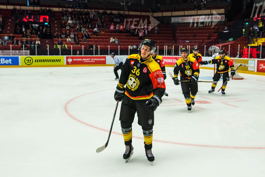 Linus Ölund of Brynäs  celebrates the 5-0 goal