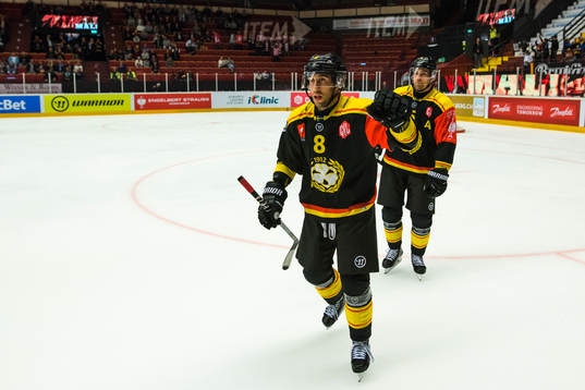 Aaron Palushaj of Brynäs celebrates the 5-0 goal