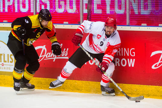 Lukas Kilström of Brynäs and Damian Slabon of Cracovia