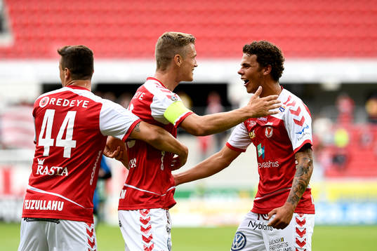 Kalmars Viktor Elm jublar med lagkamrater