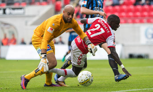 Kalmars Papa Alioune Diouf och Sirius målvakt Joshua Wicks