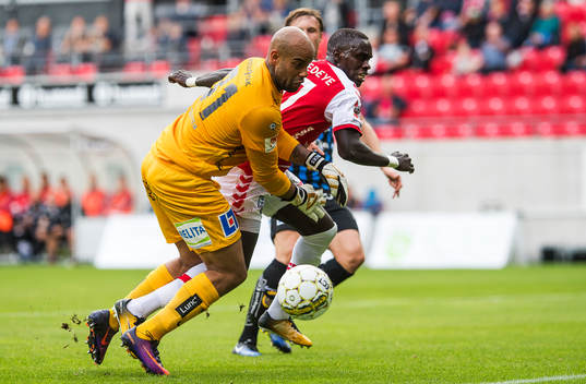 Kalmars Papa Alioune Diouf  och Sirius målvakt Joshua Wicks