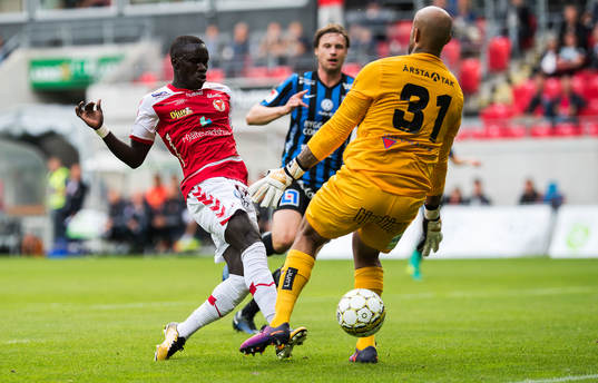 Kalmars Papa Alioune Diouf och Sirius målvakt Joshua Wicks