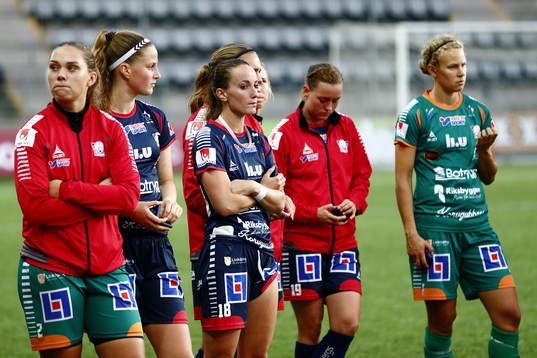 Linköpings Kosovare Asllani och Cajsa Andersson deppar