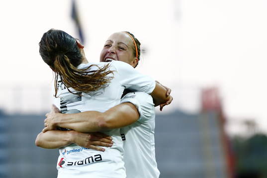 Rosengårds Alexandra Riley och Sanne Troelsgaard kramar om