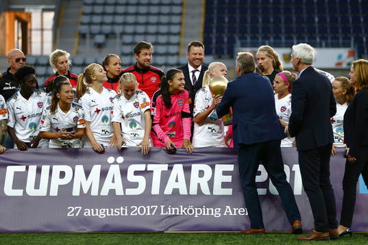 Rosengårds Caroline Seger tar emot pokalen