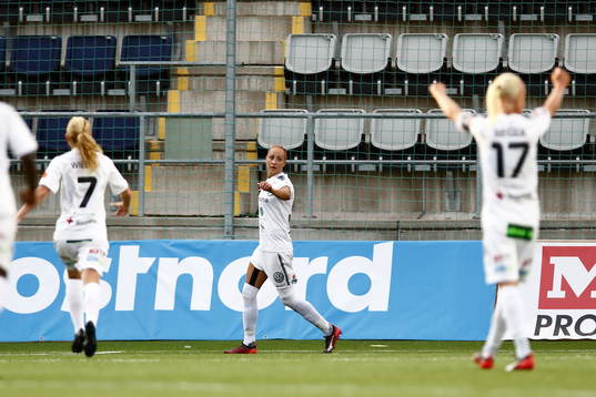 Rosengårds Sanne Troelsgaard och Caroline Seger jublar