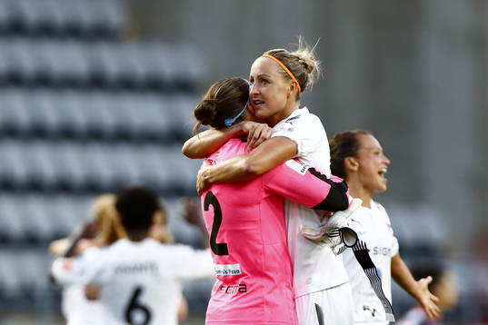 Rosengårds Erin McLeod och Sanne Troelsgaard kramas