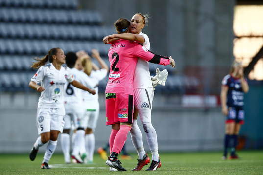 Rosengårds Sanne Troelsgaard och målvakt Erin McLeod