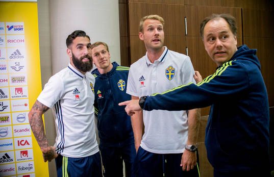 Swedish player Jimmy Durmaz (l) Emil Forsberg and Ola
