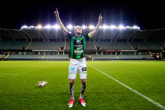 GAIS Carl Nyström sjunger med klacken