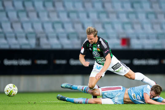 Degerfors Erik Lindell tacklar GAIS Simon Silverholt
